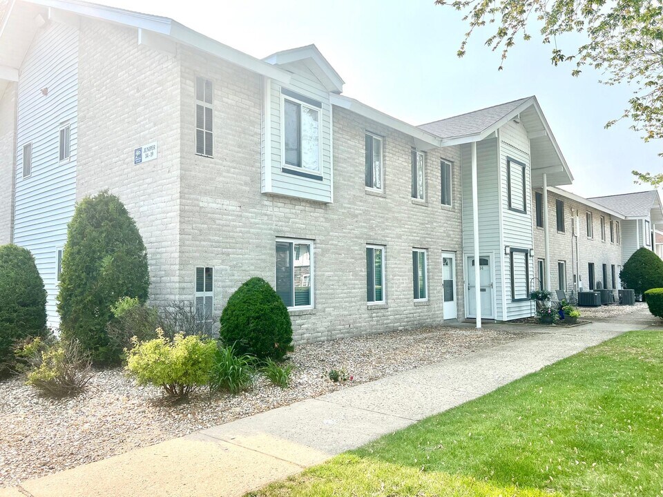 33 Juniper Ct in Coram, NY - Building Photo