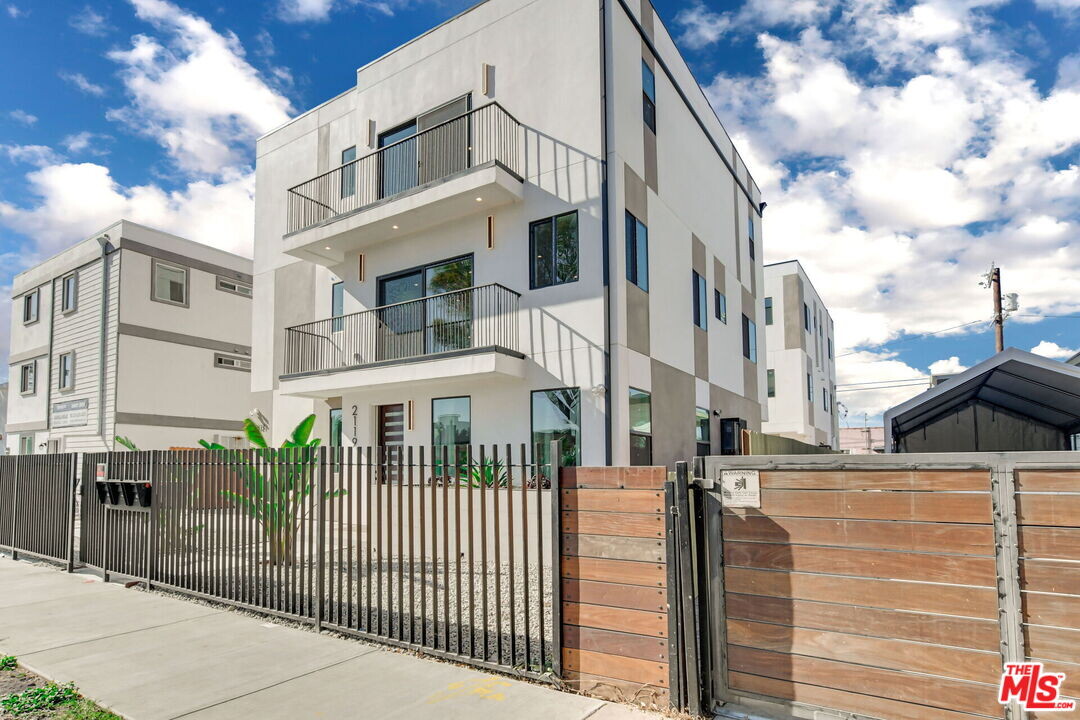 2119 S West View St in Los Angeles, CA - Foto de edificio