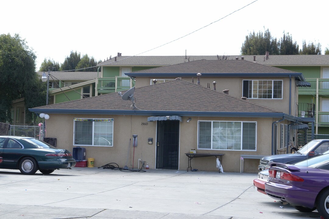 29683 Dixon St in Hayward, CA - Foto de edificio