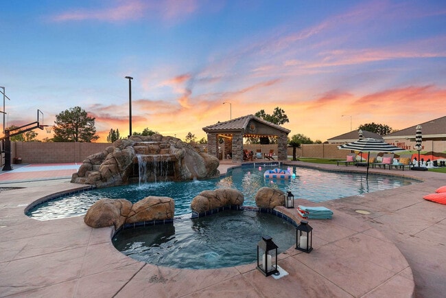 1438 S Creston Cir in Mesa, AZ - Foto de edificio - Building Photo