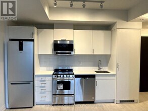 412 Silver Maple Rd in Oakville, ON - Building Photo - Building Photo