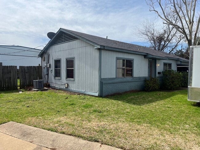 240 Lincoln Dr in Bossier City, LA - Foto de edificio - Building Photo