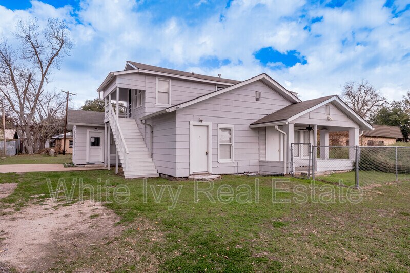 200 W Caroline St in Trinity, TX - Building Photo