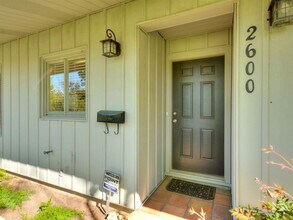 2600 Twin Oaks Dr in Austin, TX - Building Photo - Building Photo