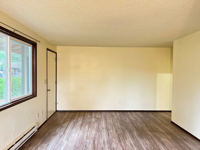 410-416 SE 7th Ave in Mill City, OR - Building Photo - Building Photo