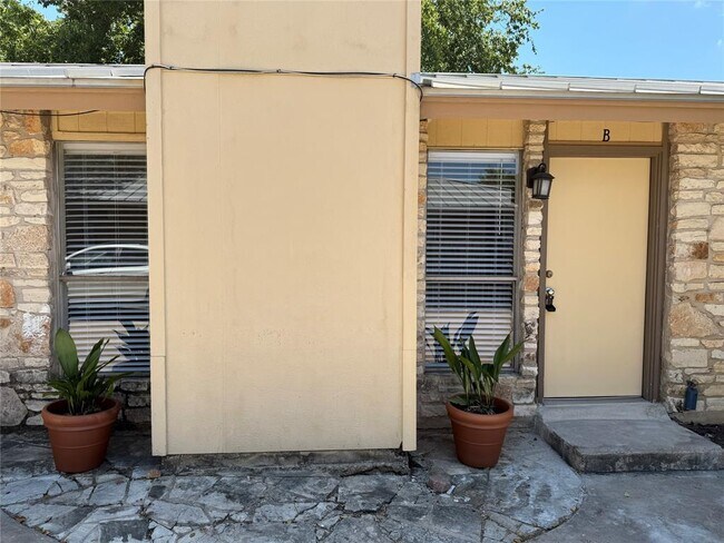 2106 Conestoga Trail in Austin, TX - Building Photo - Building Photo