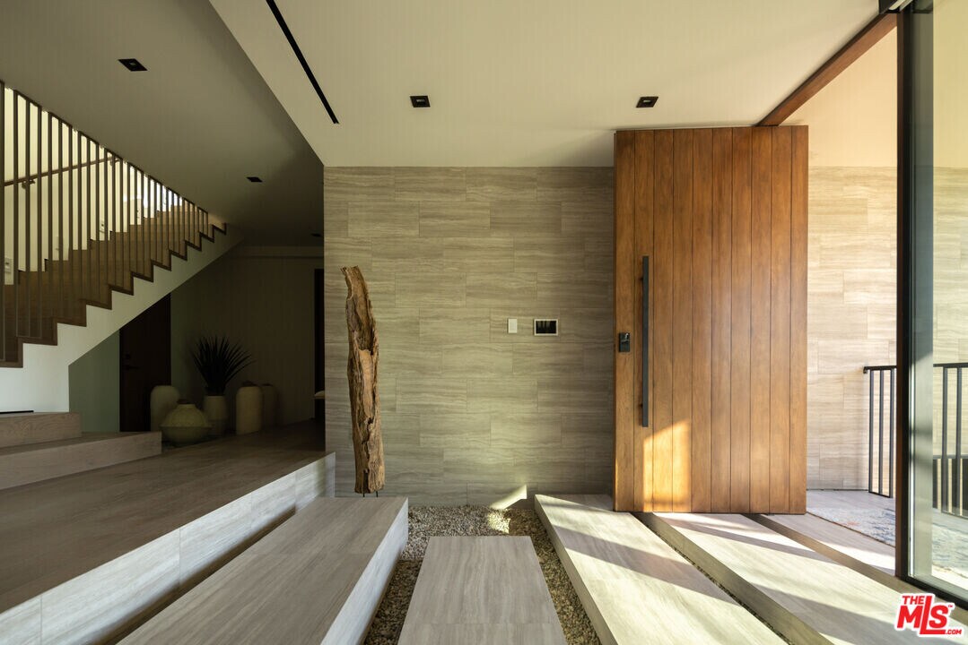 8777 Hollywood Blvd in Los Angeles, CA - Building Photo