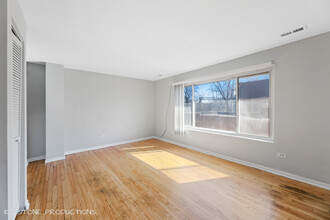 1047-1049 E 80th St in Chicago, IL - Building Photo - Interior Photo