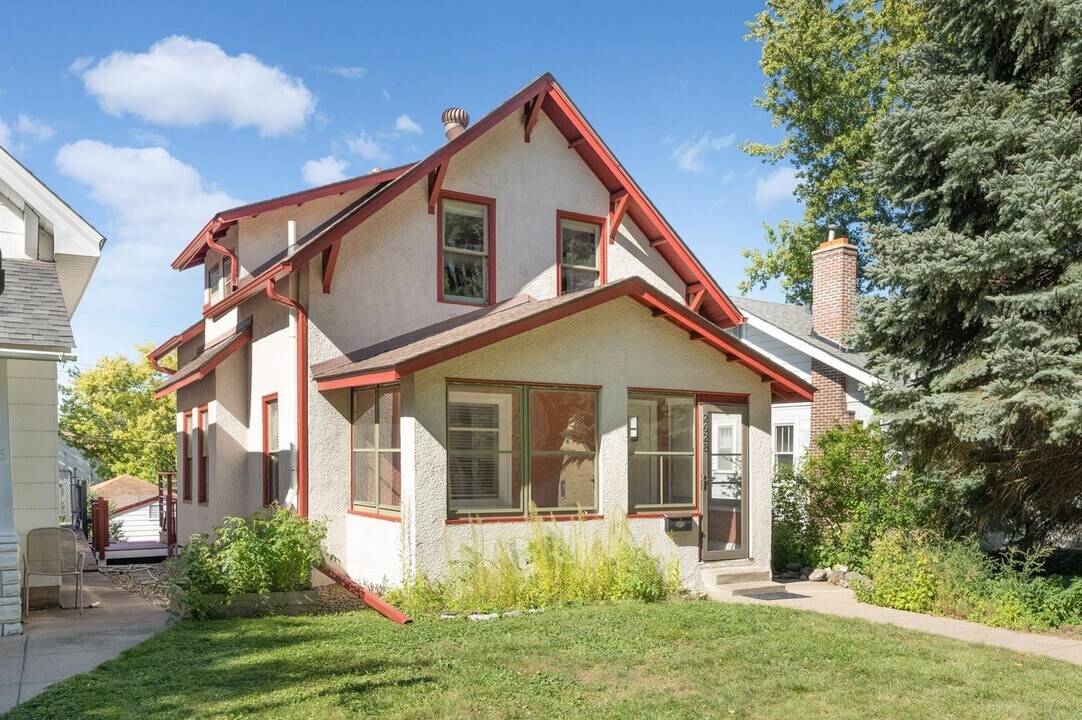 2628 Ulysses St NE in Minneapolis, MN - Foto de edificio