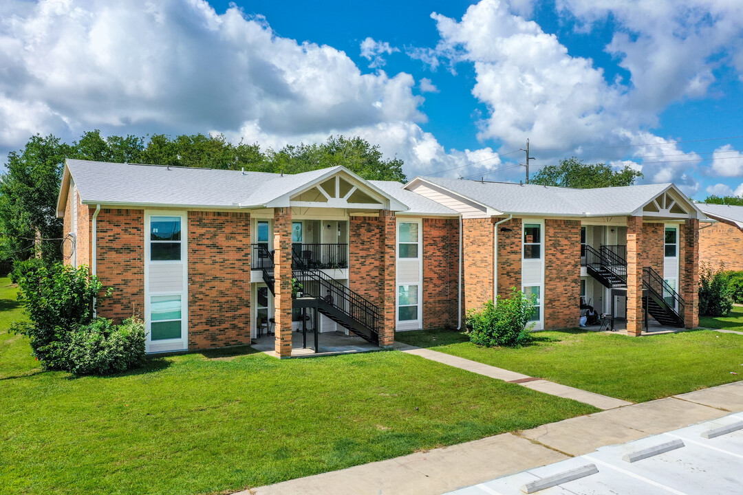 Highland Pointe in Hitchcock, TX - Building Photo