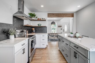 5058 S Honeymoon Bay Rd in Freeland, WA - Building Photo - Building Photo