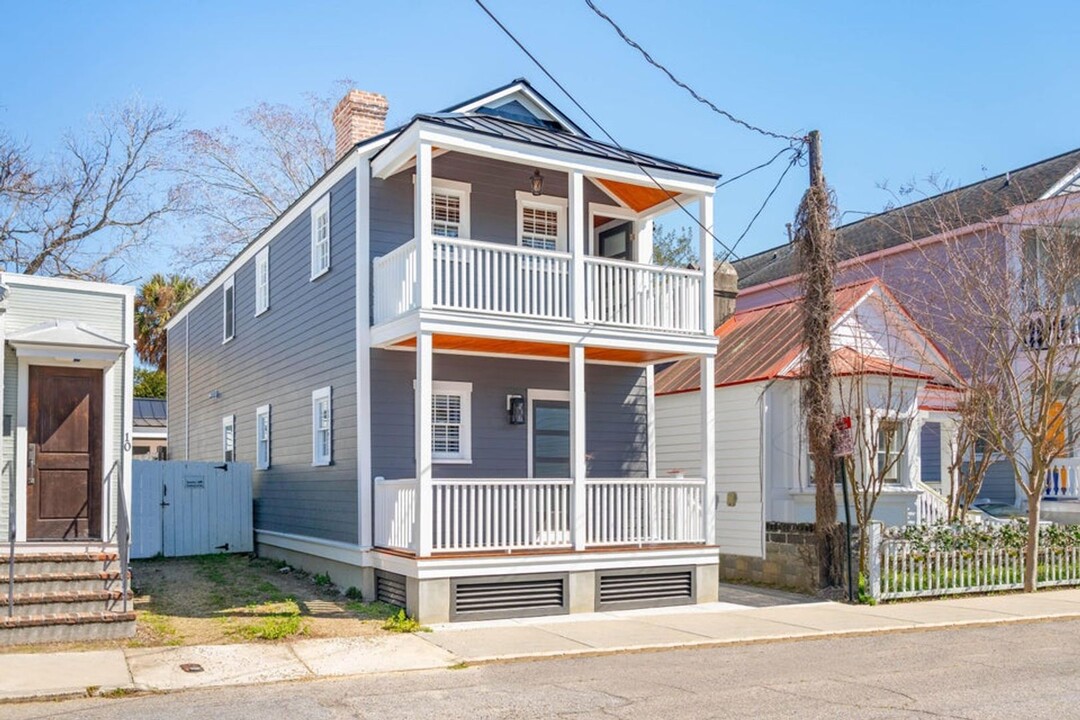 8 Larnes St in Charleston, SC - Building Photo