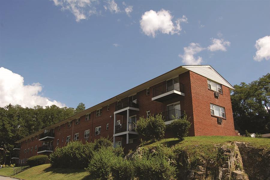 Bari Manor Apartments in Ossining, NY - Foto de edificio