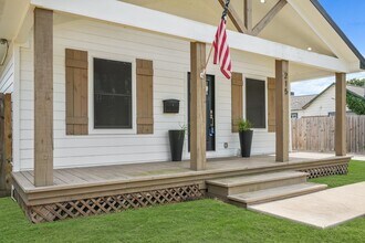 215 E Bernard St in Clute, TX - Foto de edificio - Building Photo