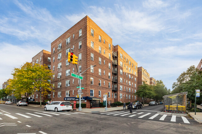 Rockingham COOP in Forest Hills, NY - Building Photo - Building Photo