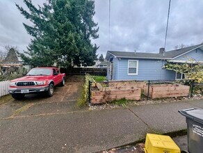 4006 SE 74th Ave in Portland, OR - Building Photo - Building Photo