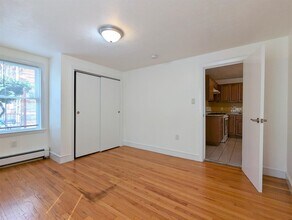 322 Lowell St, Unit 1 in Somerville, MA - Building Photo - Building Photo