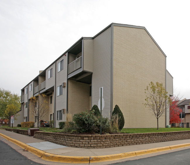 Coventry Apartments in Roseville, MN - Foto de edificio - Building Photo