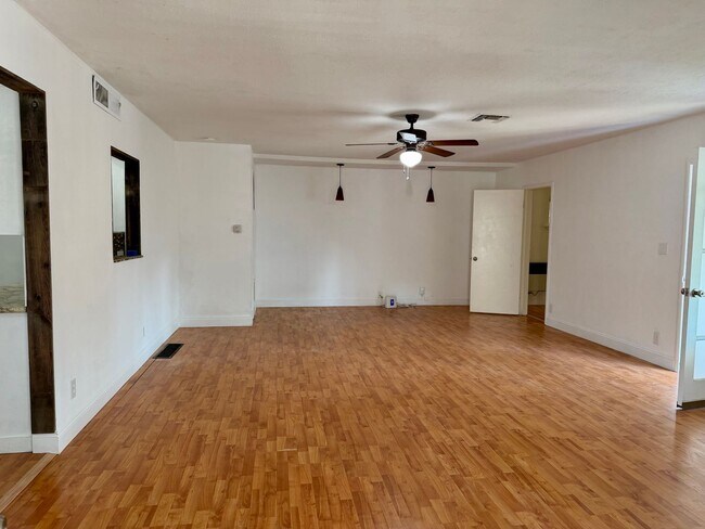 223 Pollasky Ave in Clovis, CA - Foto de edificio - Building Photo