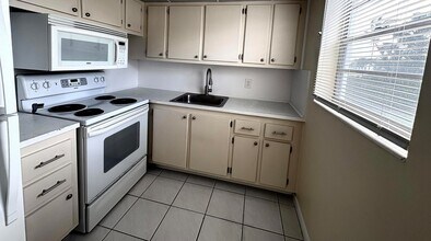 241 Sheffield J in West Palm Beach, FL - Foto de edificio - Building Photo