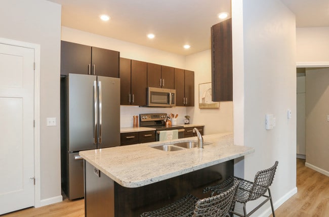 Plank Trail Apartments in Sheboygan Falls, WI - Foto de edificio - Building Photo