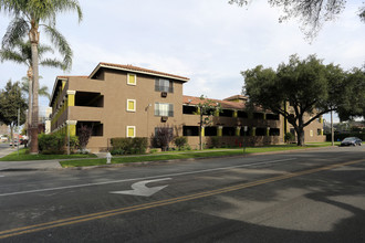 Oak Street Apartments in Santa Ana, CA - Building Photo - Building Photo