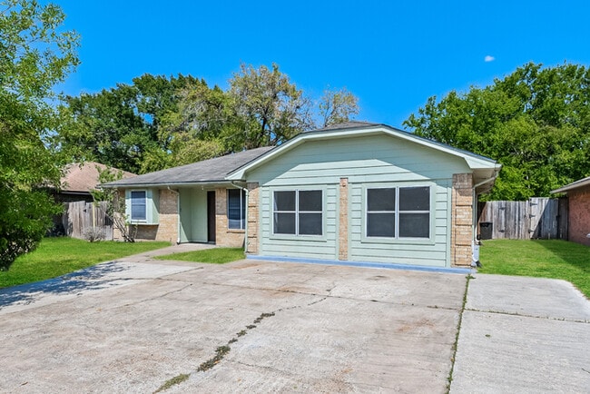 7126 Kings Dr in Baytown, TX - Building Photo - Building Photo