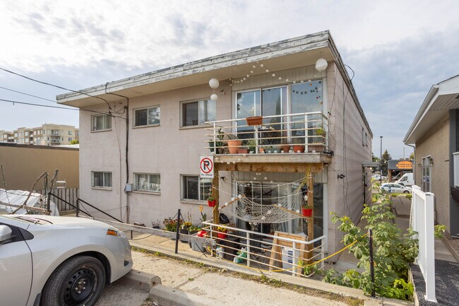 2120 33 Av SW in Calgary, AB - Building Photo - Building Photo