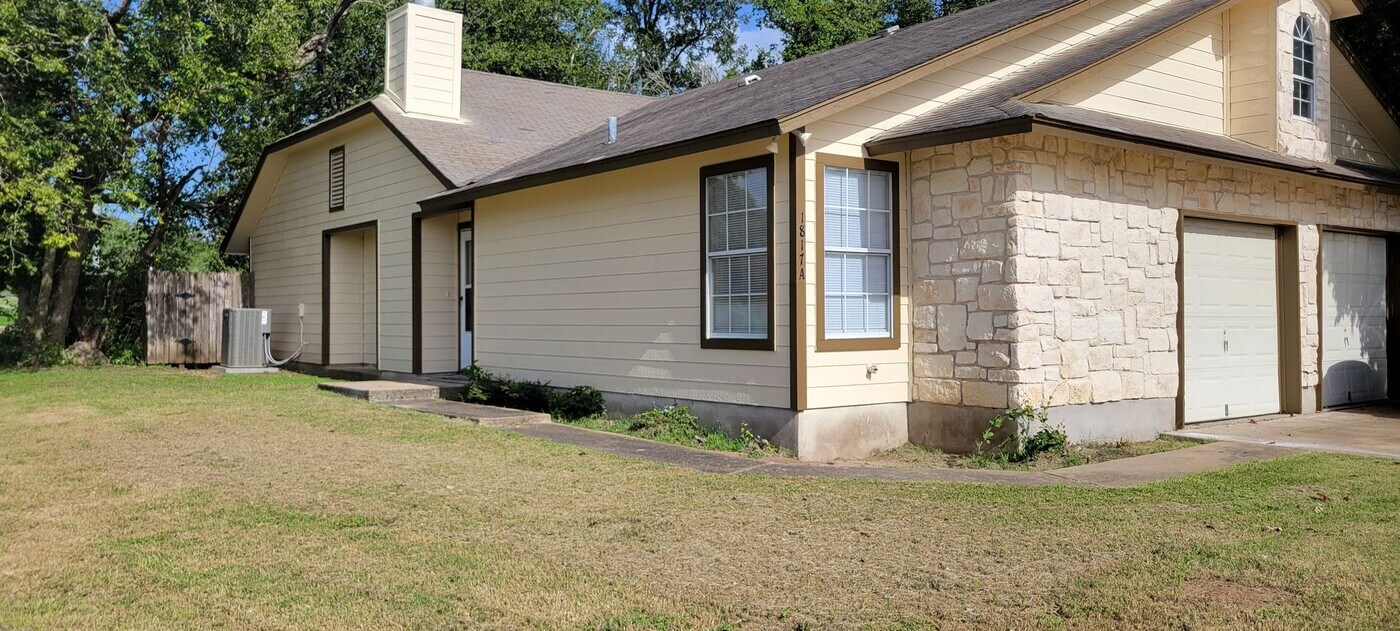 1817 Chambers St in Bastrop, TX - Building Photo
