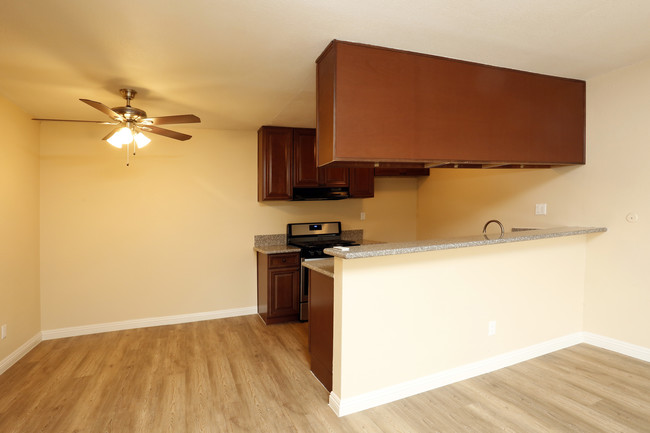 Glenwood Apartments in Reseda, CA - Building Photo - Interior Photo