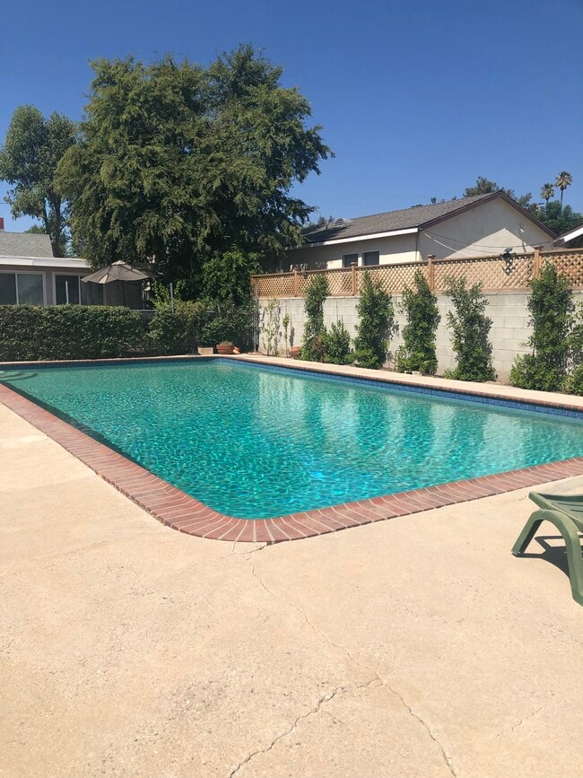 10450 Independence Ave in Chatsworth, CA - Foto de edificio - Building Photo