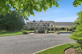 61A S Bay Ave in Southampton, NY - Building Photo - Building Photo