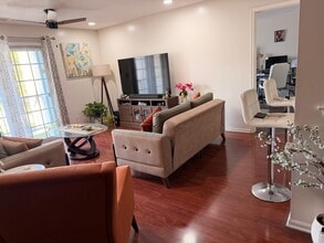 525 Waterford Dr, Unit 525 in Edison, NJ - Foto de edificio - Building Photo