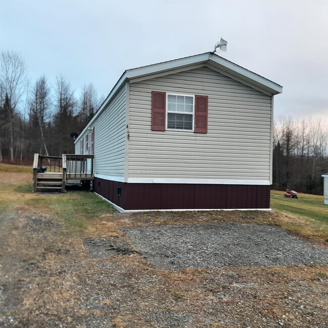 44 Bryant Rd in West Stewartstown, NH - Building Photo - Building Photo