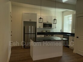 27 W Ferdinand St in Manheim, PA - Building Photo