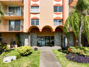 Three Horizons South in North Miami, FL - Building Photo - Building Photo