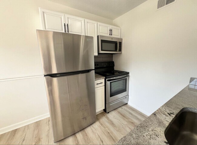 4238 Kugler Mill Rd-Unit -2 bedroom 1 bath classic in Cincinnati, OH - Building Photo - Building Photo