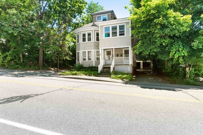 58 Sullivan St-Unit -Apt 2 in Claremont, NH - Foto de edificio - Building Photo