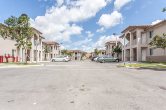 Palm West Apartments in Hialeah, FL - Foto de edificio - Building Photo