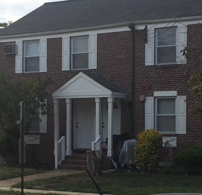 Maple Court Apartments in Wrightstown, NJ - Foto de edificio - Building Photo