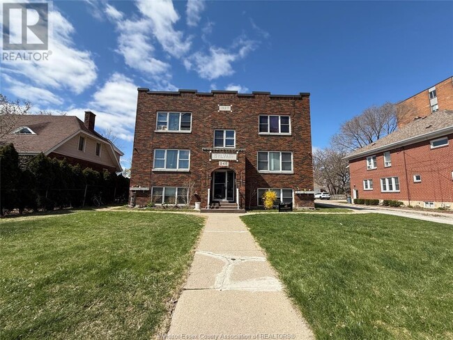 249 Pillette Rd in Windsor, ON - Building Photo - Building Photo
