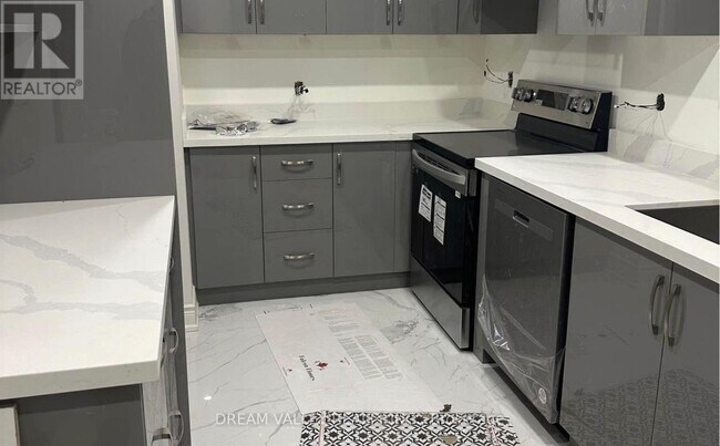 12 Chandler Dr in Toronto, ON - Building Photo - Building Photo