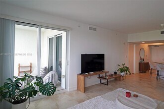 20000 E Country Club Dr in Aventura, FL - Building Photo - Building Photo