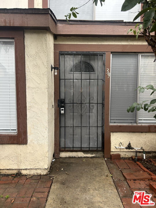 14501 Tupper St in Los Angeles, CA - Building Photo - Building Photo