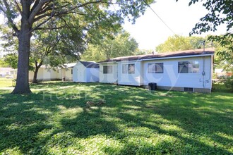 2240 Spoonwood Dr in Florissant, MO - Building Photo - Building Photo