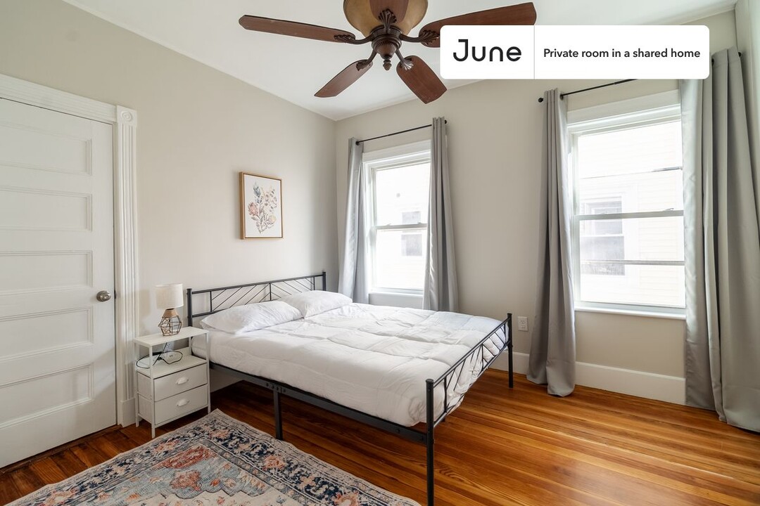 Private bedroom in 5 bed/2 bath Home in Brookline, MA - Building Photo