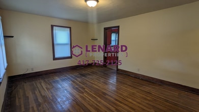 904 E Locust St in Bolivar, MO - Building Photo - Building Photo