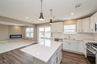 14644 112th Ave N in Maple Grove, MN - Foto de edificio - Building Photo