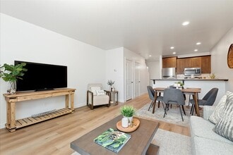 Linder Springs Townhomes in Meridian, ID - Building Photo - Building Photo