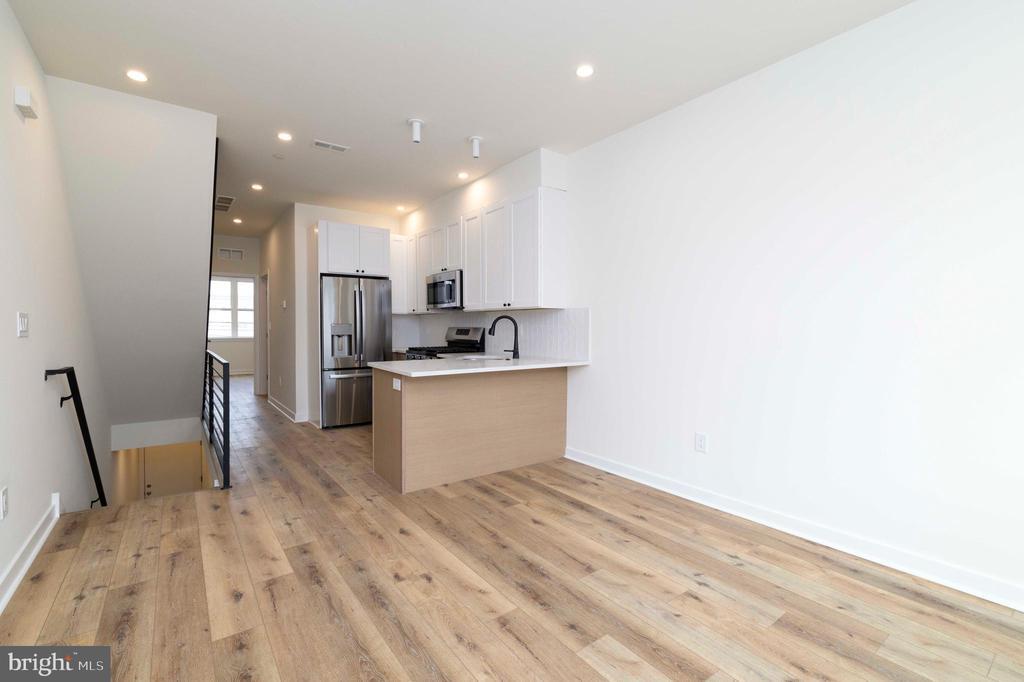 2350 Moore St in Philadelphia, PA - Building Photo